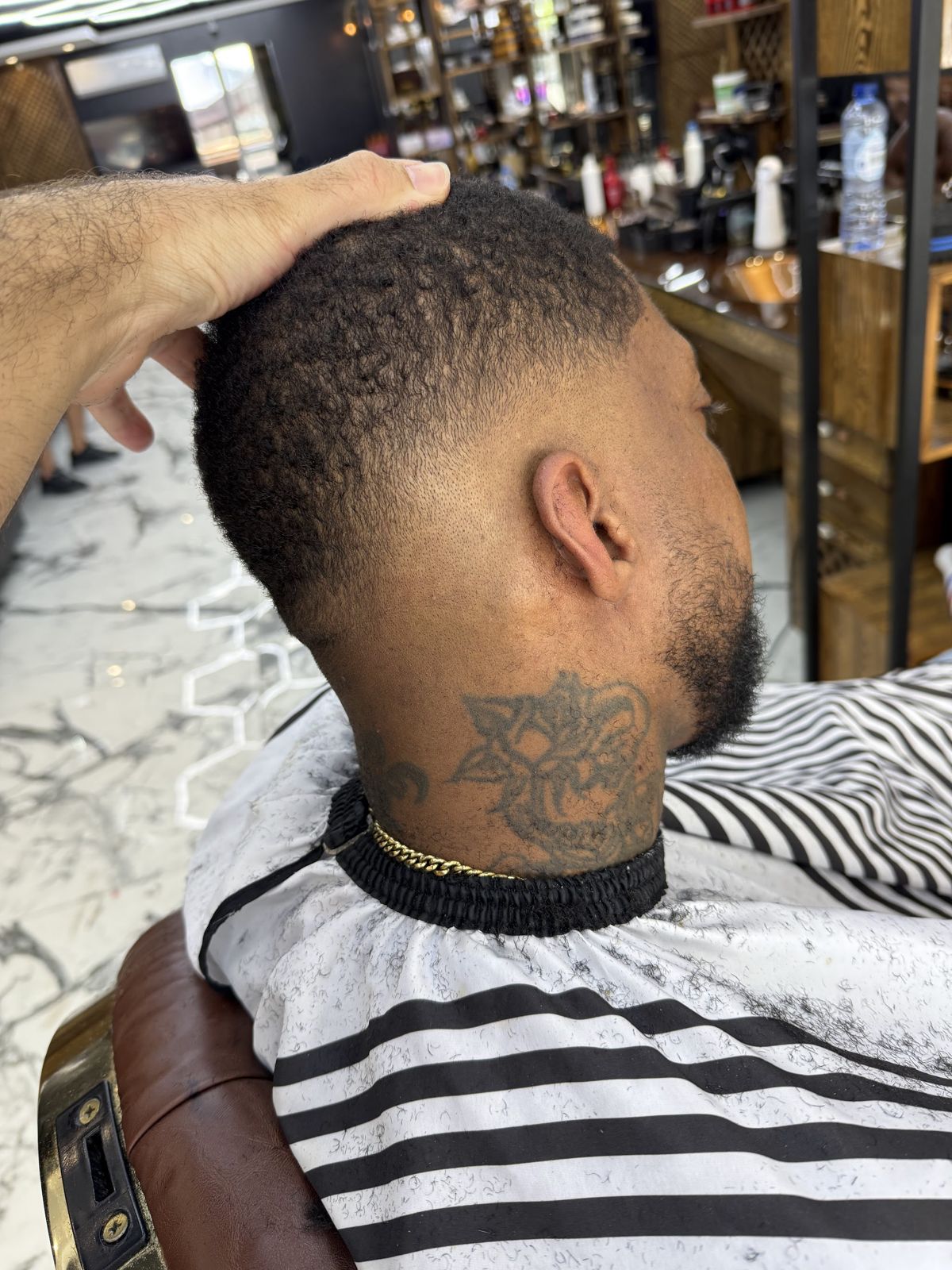Taper fade op krullend haar, van achteren gezien