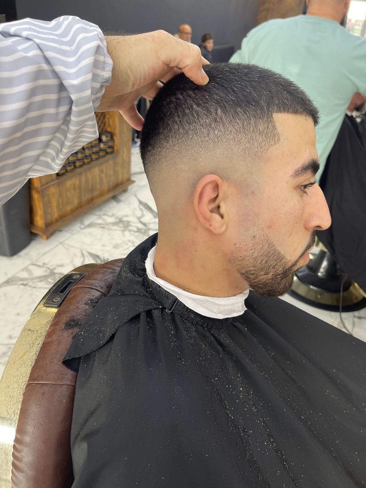 Hoge skin fade met volle, strak bijgewerkte baard