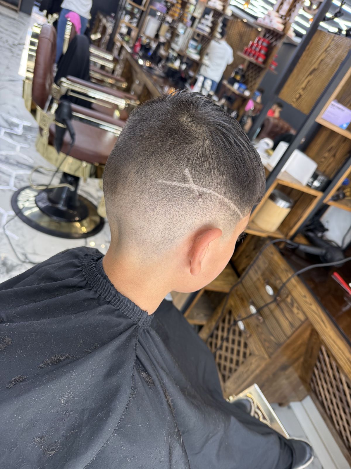 Jonge klant met een fade en een geschoren lijn